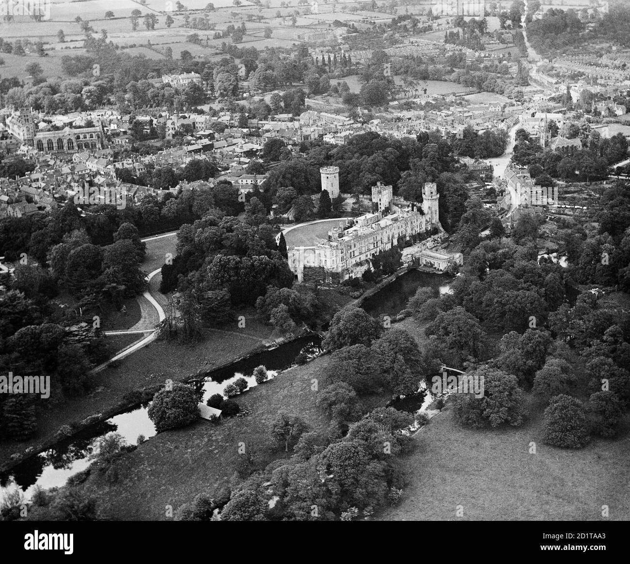 WARWICK CASTLE, Warwickshire. Luftaufnahme des Schlosses und des Flusses Avon im Vordergrund, mit der Kirche und der Stadt dahinter. Fotografiert im Jahr 1920. Aerofilms Collection (siehe Links). Stockfoto