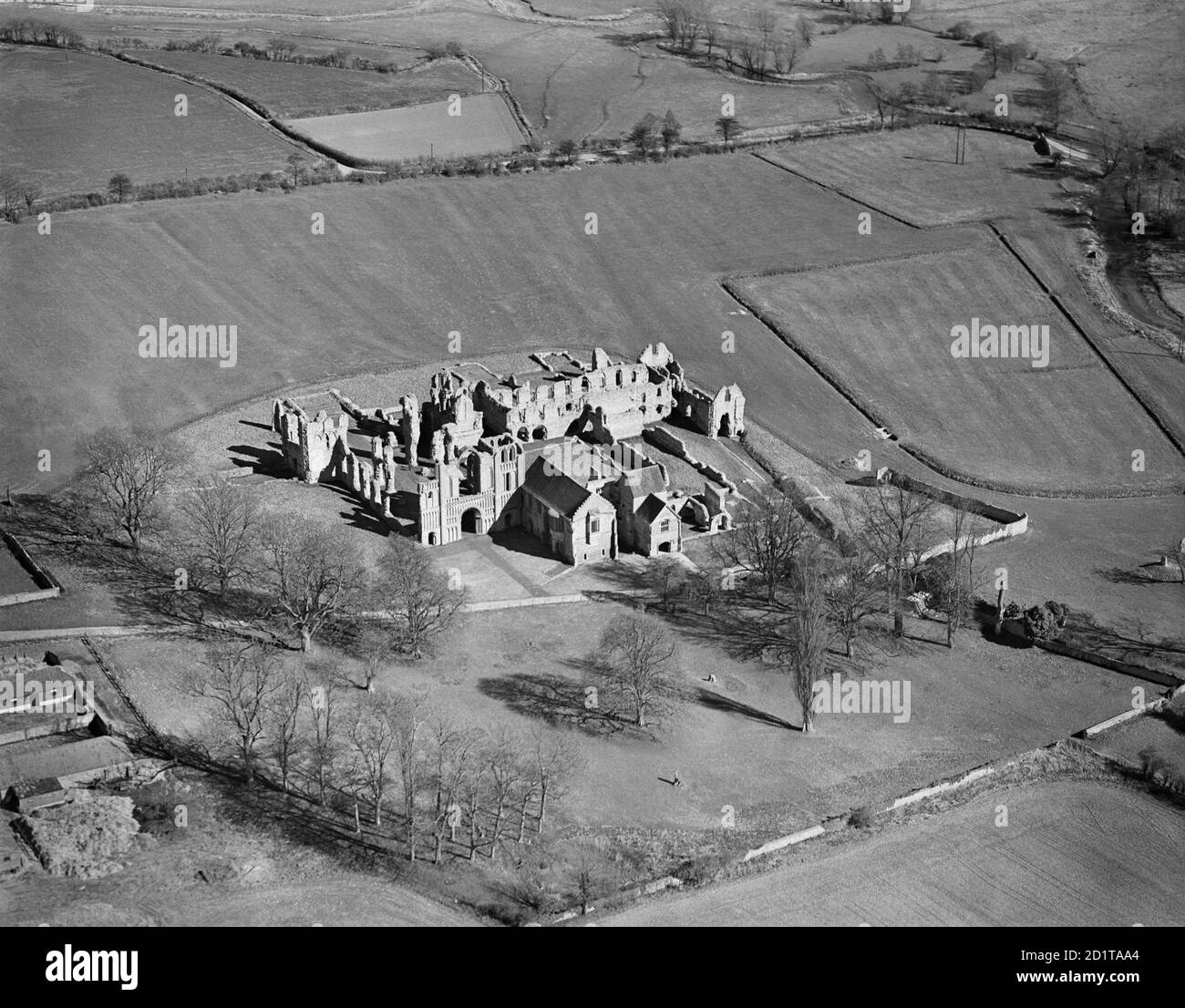 CASTLE ACRE PRIORAT, NORFOLK. Luftaufnahme der Ruinen des Priorats. Fotografiert von Aeropictorial im April 1946. Aerofilms Collection (siehe Links). Stockfoto