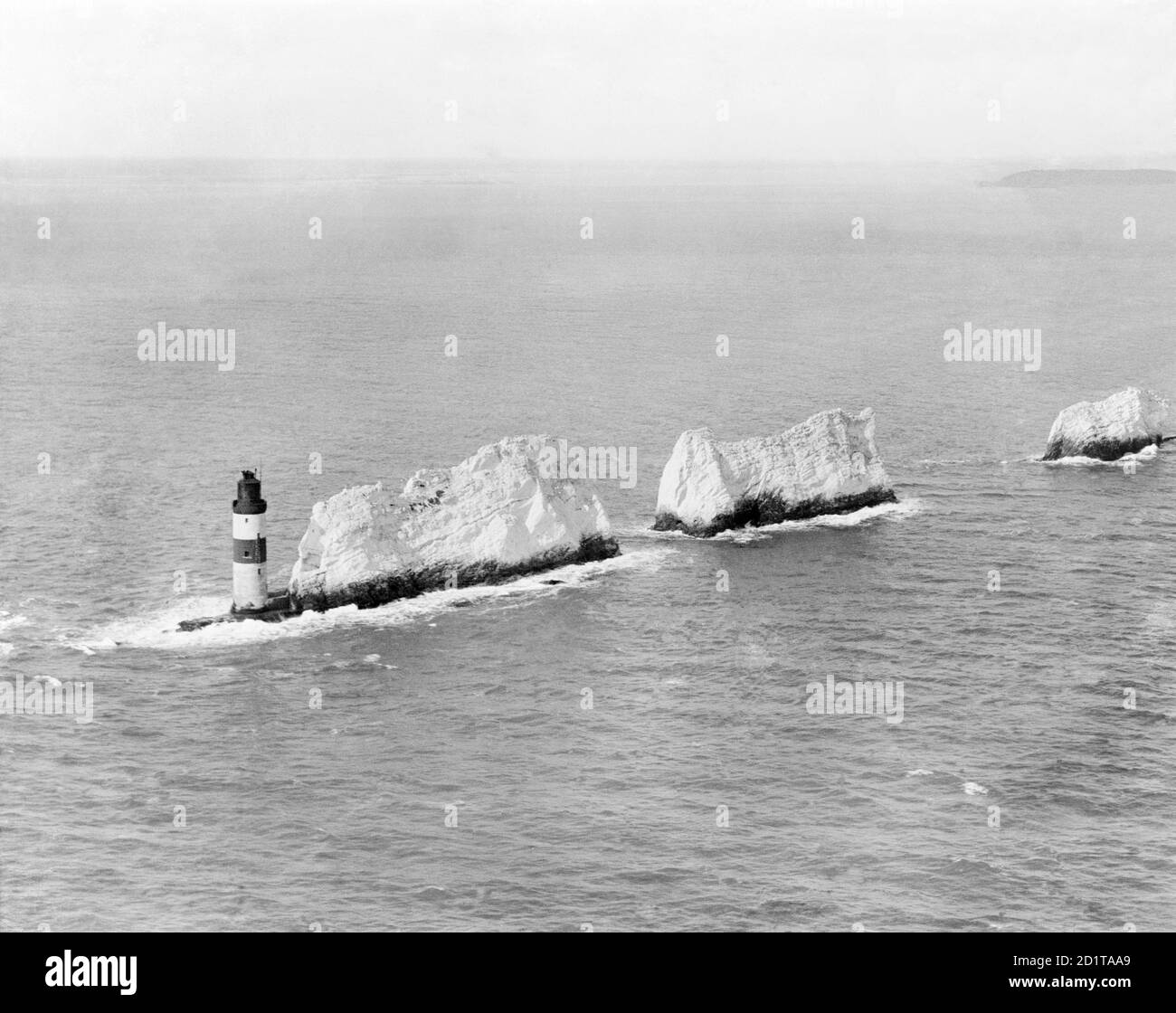 DIE NADELN, Isle of Wight. Frühe Luftaufnahme dieses berühmten Wahrzeichen von Kreidestapeln, die aus dem Meer emporragen und im Needles Lighthouse (1859) kulminieren. Fotografiert im April 1920. Aerofilms Collection (siehe Links). Stockfoto