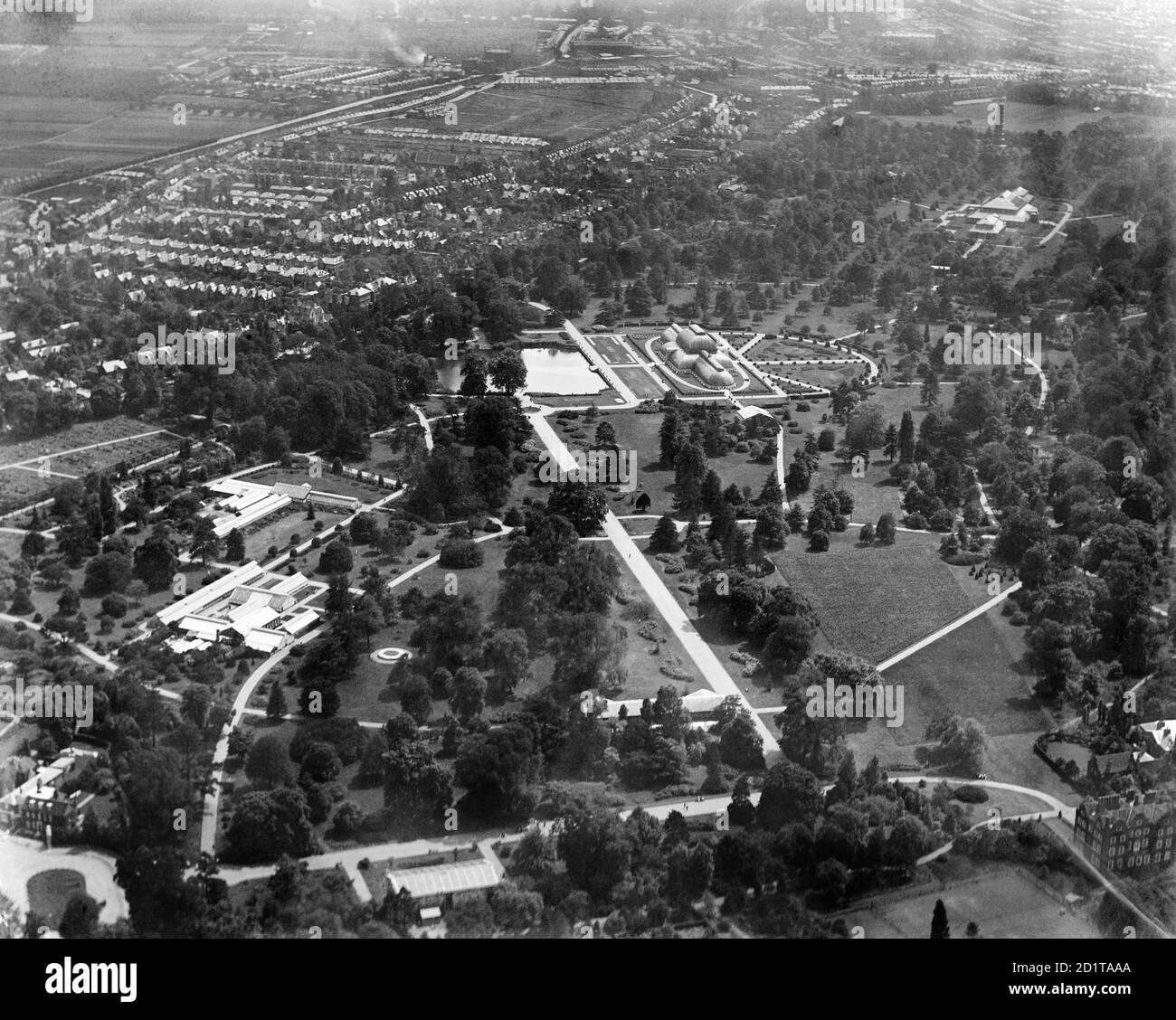 KEW GARDENS, London. Luftaufnahme der Royal Botanic Gardens in Kew, heute UNESCO-Weltkulturerbe. Fotografiert im Jahr 1920. Aerofilms Collection (siehe Links). Stockfoto