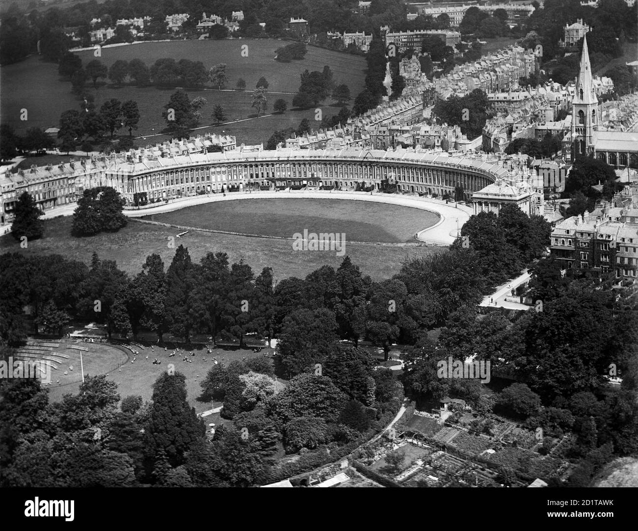 BATH, Somerset. Luftaufnahme des Royal Crescent, Bath, erbaut zwischen 1767 und 1774 von John Wood. Es gilt als eines der größten Beispiele der georgischen Architektur. Fotografiert im Juli 1920. Aerofilms Collection (siehe Links). Stockfoto