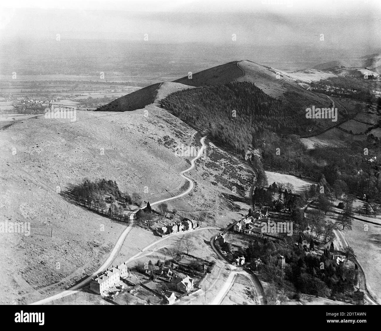 MALVERN HILLS, Herefordshire und Worcestershire. Luftaufnahme mit Blick nach Süden auf Upper Colwall. Jubillee Drive schlängelt sich durch eine Plantage entlang der Westseite des Grats. Fotografiert im Jahr 1921. Aerofilms Collection (siehe Links). Stockfoto