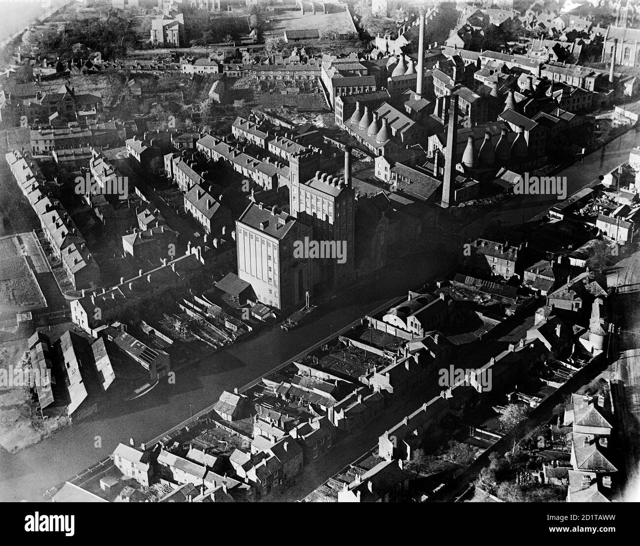 WORCESTER. Luftaufnahme der Diglis Gegend von Worcester, neben dem Worcester und Birmingham Canal. Die Fabriken und Öfen auf der Portland Street und Mill Street wurden mit den Porzellanarbeiten verbunden. Fotografiert im März 1921. Aerofilms Collection (siehe Links). Stockfoto