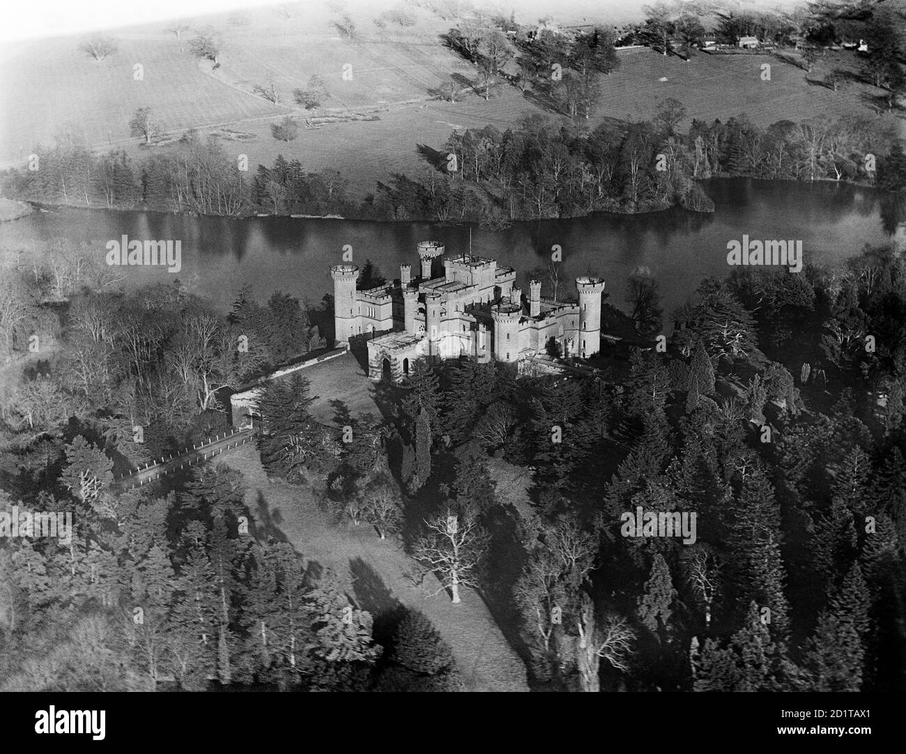 EASTNOR CASTLE, in der Nähe von Ledbury, Herefordshire. Luftaufnahme von Eastnor Castle, erbaut 1812-20 von Robert Smirke, um wie eine mittelalterliche Burg aussehen. Fotografiert im März 1921. Aerofilms Collection (siehe Links). Stockfoto