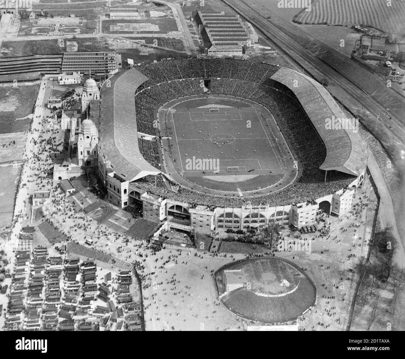WEMBLEY STADIUM, Middlesex, London. Das FA Cup Finale 1929 läuft zwischen Bolton Wanderers und Portsmouth. Bolton gewann 2-0 in einem Spiel, das von 92,576 besucht wurde. Fotografiert am 27. April 1929. Aerofilms Collection (siehe Links). Stockfoto