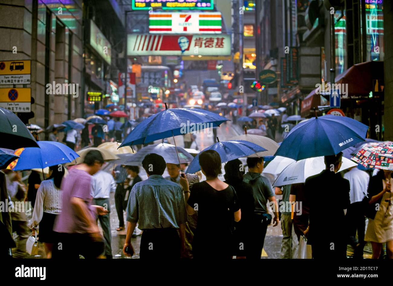 Chinesen mit Regenschirmen im Regen während der Monsunsaison in Hongkong, SAR, China Stockfoto