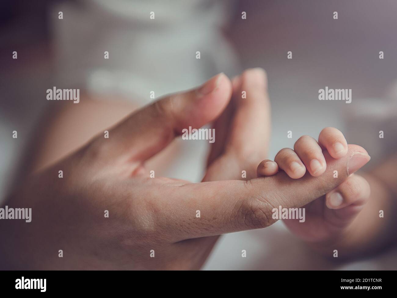 Neugeborenes Baby an Mutters Hand. Stockfoto