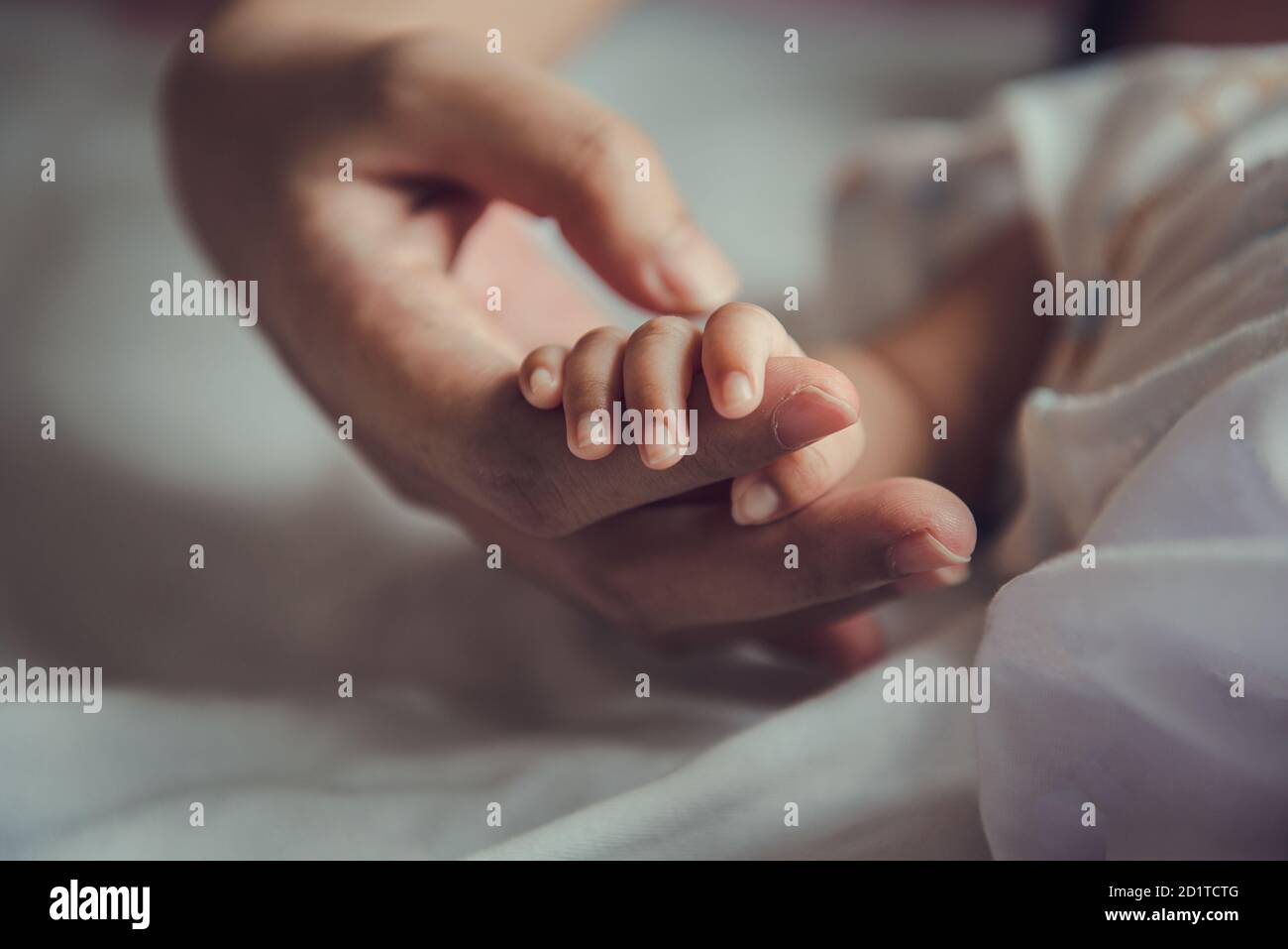Neugeborenes Baby an Mutters Hand. Stockfoto