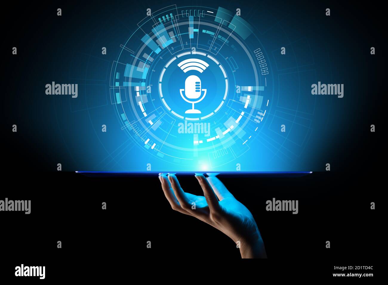 Spracherkennung suchen und das Mikrofon Symbol auf virtuellen Bildschirm Stockfoto