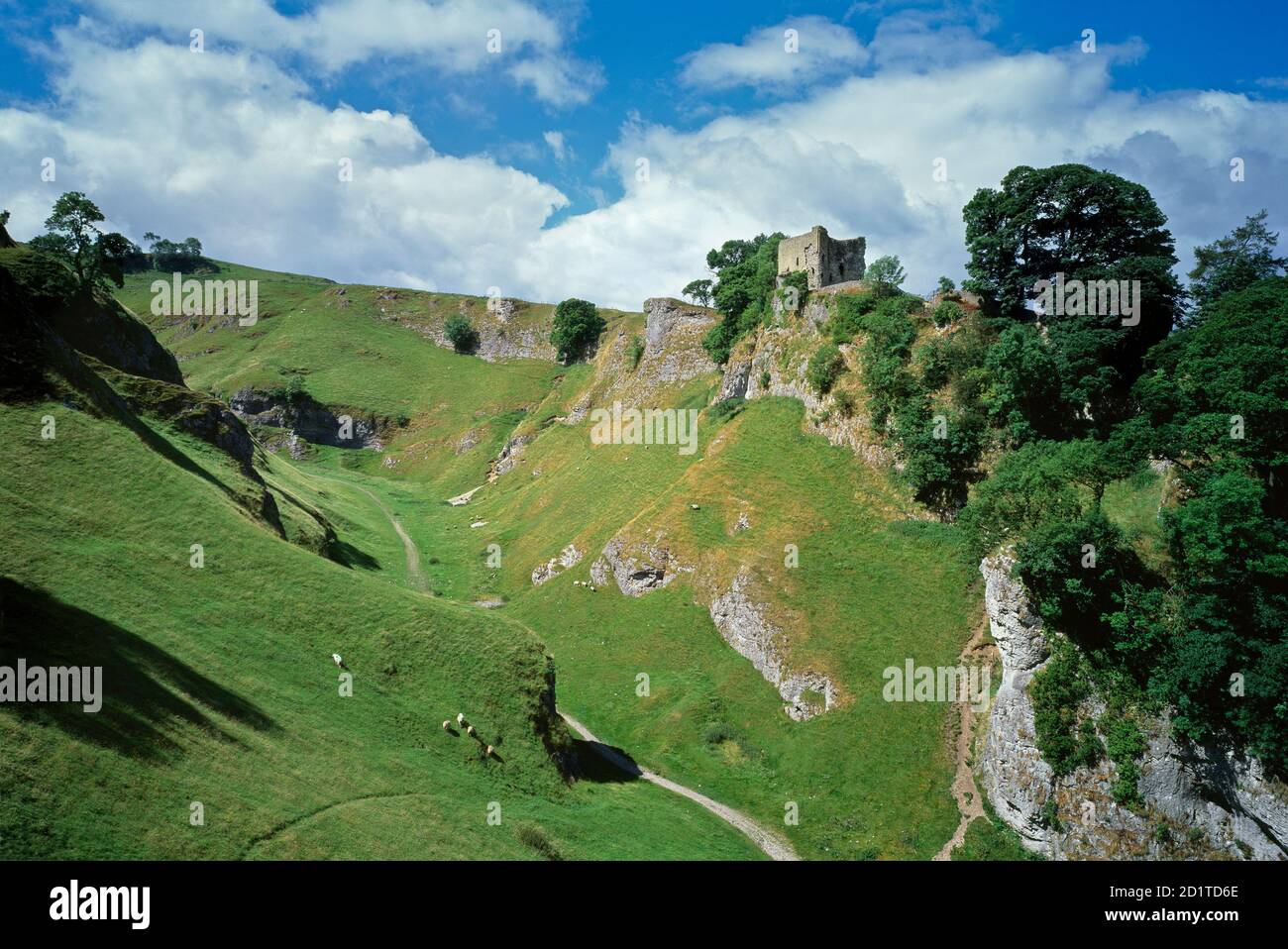 PEVERIL CASTLE, Derbyshire. Blick aus dem Südosten über Cavedale auf das Schloss. Stockfoto