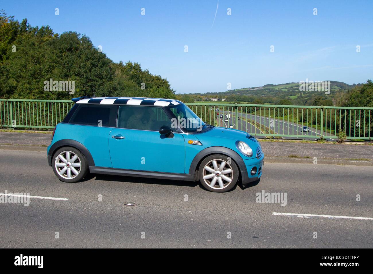 Blue Mini Cooper Fotos Und Bildmaterial In Hoher Auflosung Alamy
