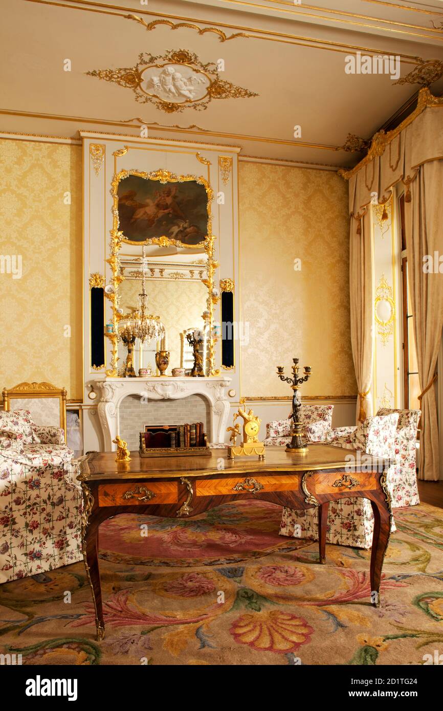 WREST PARK HOUSE, Silsoe, Bedfordshire. Innenansicht. Das Wohnzimmer der Gräfin, dekoriert, wie es in den 1840er Jahren ausgesehen hätte, im Louis XV Stil. Stockfoto