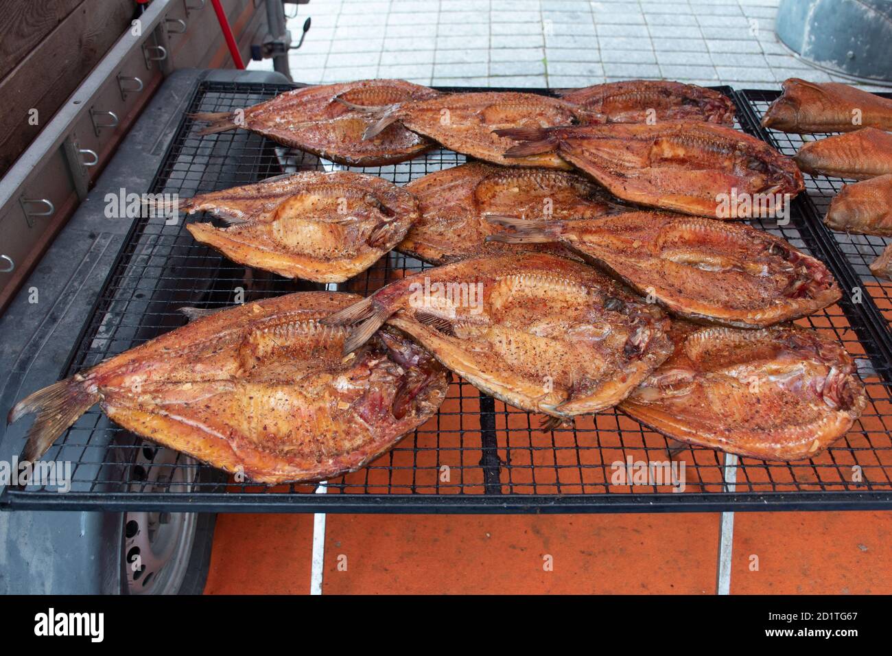 Geräucherter Fisch auf einem Bauernmarkt in Vilnius, Litauen, verzehrfertig Stockfoto