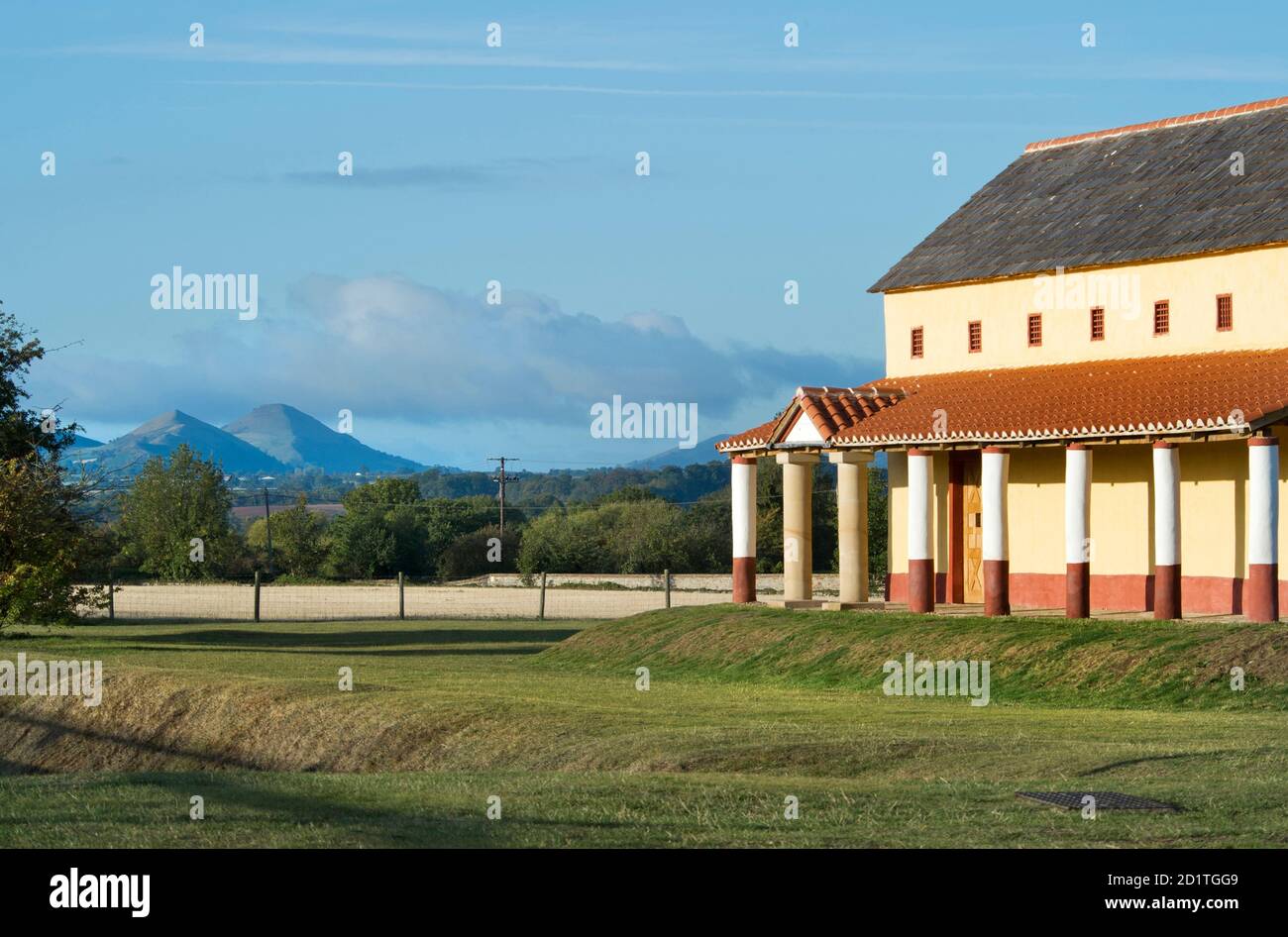 WROXETER RÖMISCHE STADT, SHROPSHIRE. Die neu erkonstruierte Villa und Shropshire Hügel dahinter. Stockfoto