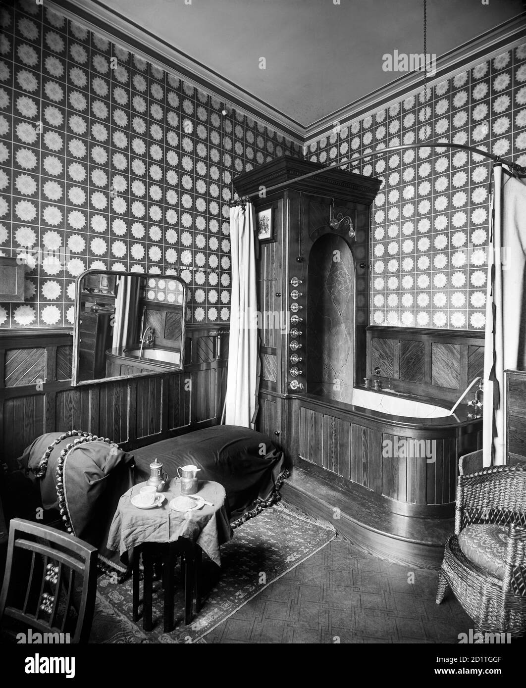 28 ASHLEY PLACE, Westminster, London. Das Badezimmer, Inneneinrichtung von H und J Cooper. Das Bild wurde von der Dame des Hauses in Auftrag gegeben. Fotografiert von H Bedford Lemere im August 1893. Stockfoto