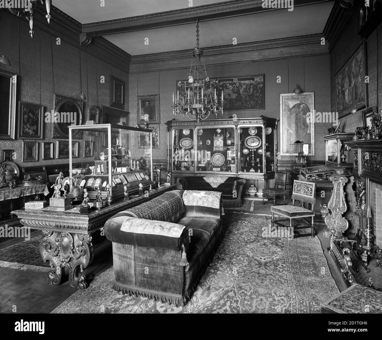 BATH HOUSE, 82 Piccadilly, London. Innenansicht. Das Rote Zimmer im Bath House, zeigt Vitrinen, die einen Teil der Sammlung von Sir Julius Wernher enthalten. Das Foto wurde von Sir Julius Wernher in Auftrag gegeben, der sein Vermögen in südafrikanischen Diamantenminen und später in Goldfeldern gemacht hatte. Fotografiert von H Bedford Lemere im März 1911. Bath House wurde 1960 abgerissen. Stockfoto