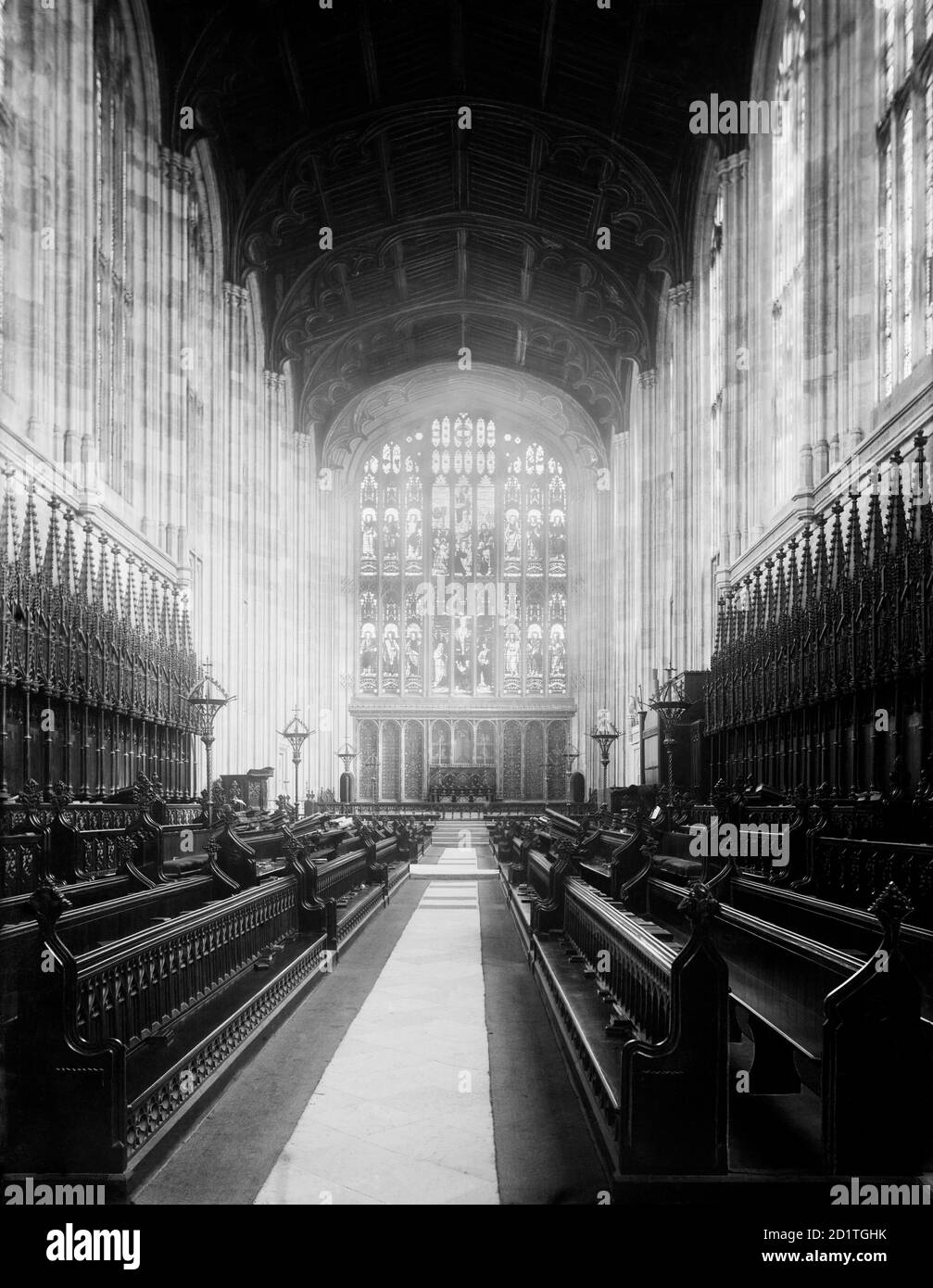 ETON COLLEGE, Eton, Berkshire. Innenansicht der Kapelle nach Osten zum Altar und schöne Glasfenster. Die Chorgestühl im Vordergrund sind sehr kunstvoll geschnitzt. Fotografiert 1880 von Henry Taunt. Stockfoto