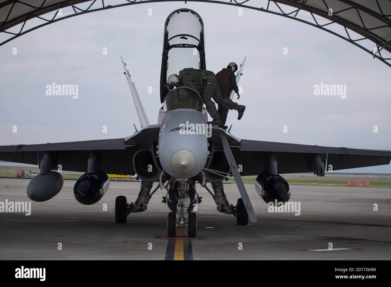 U.S. Marines with Marine All Weather Fighter Attack Squadron (VMFA (AW)) 533 Verlassen Sie eine F/A-18D Hornet an der Marine Corps Air Station Iwakuni, Japan, 17. September 2020. Marines mit VMFA (AW) - 533, basierend auf Marine Corps Air Station Beaufort, South Carolina, nehmen an einem Rotationseinheit Einsatzprogramm zur Ergänzung Marine Aircraft Group 12. Der Einsatz ermöglicht es mag-12, seine Verpflichtung zum Vertrag über gegenseitige Zusammenarbeit und Sicherheit zwischen Japan und den USA aufrechtzuerhalten und gleichzeitig den sicheren Übergang für VMFA (AW) - 242 von F/A-18D Hornissen zu F-35B Lightning II zu erleichtern (USA Marine Corps p Stockfoto