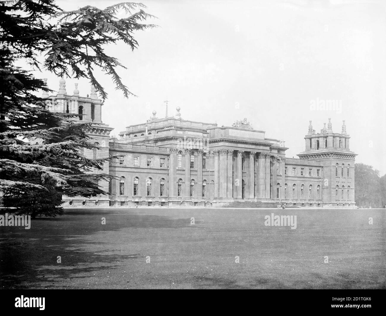 BLENHEIM PALACE, Woodstock, Oxfordshire. Blick von Westen entlang der Südfront des Palastes aus dem 18. Jahrhundert, zeigt den zentralen Portikus, der auf Säulen gestützt ist, und den Rasen im Vordergrund. Fotografiert 1912 von Henry Taunt. Stockfoto