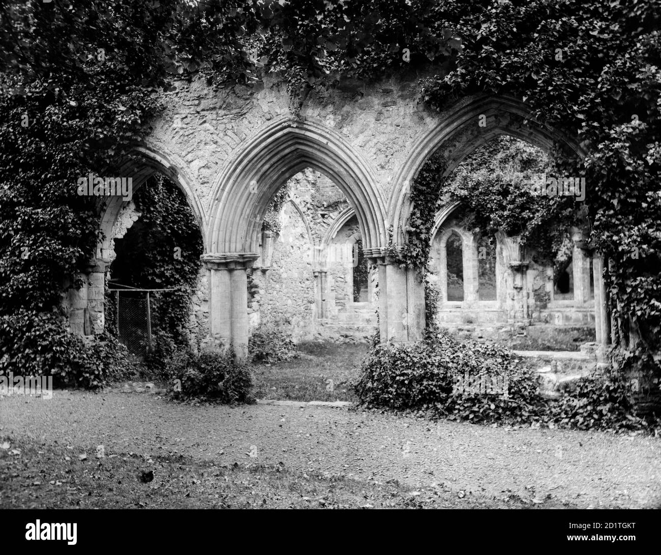 NETLEY ABBEY, Hampshire. Die Bögen des Kapitelhauses in dieser Zisterzienserabtei, die entworfen wurden, um den Menschen außerhalb des Raumes zu ermöglichen, die Diskussionen im Inneren zu hören. Fotografiert von Henry Taunt (aktiv 1860 - 1922). Stockfoto