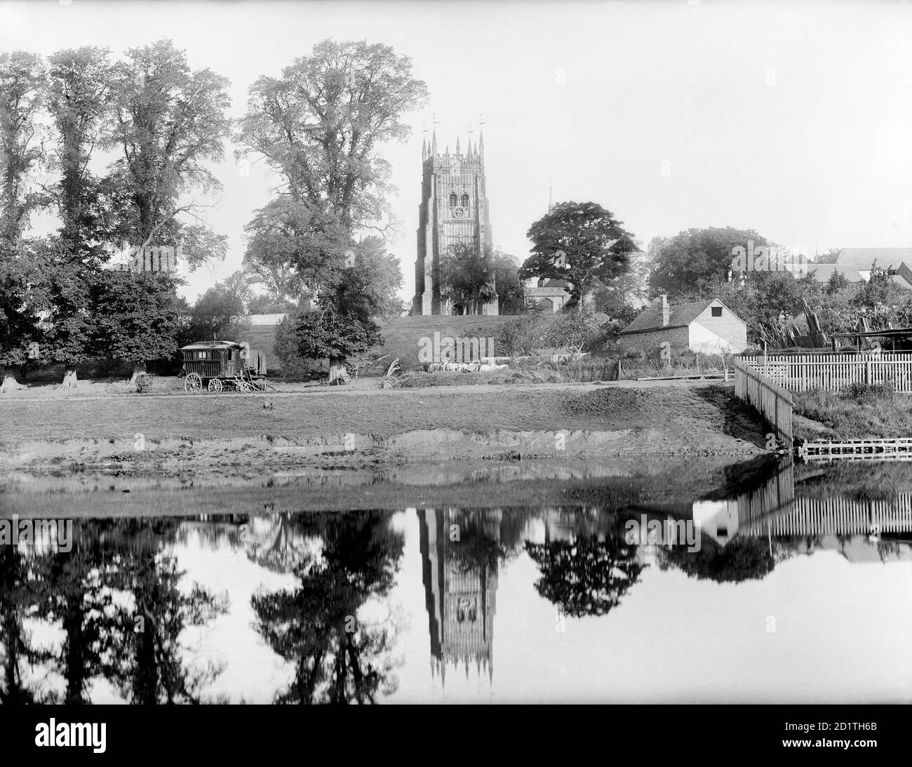 ABBEY PARK, Evesham, Worcestershire. Blick von den Workman Gardens über den Fluss Avon in Richtung Abtei. Der Glockenturm wurde nach 1513 von Abt Lichfield erbaut und nach der Auflösung durch den allgemeinen Abriss der Abtei unberührt. Zwei Wagen im Zigeunerstil stehen am gegenüberliegenden Flussufer. Fotografiert 1890 von Henry Taunt. Stockfoto