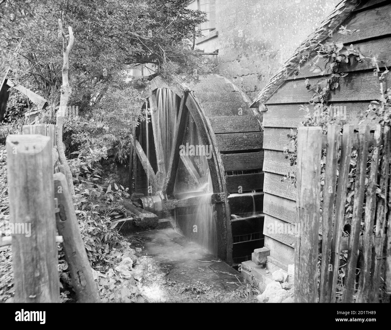 ALTE MÜHLE, Chipping Campden, Gloucestershire. Außenansicht des Wasserrads bei der Arbeit. In Chipping Campden gibt es vier Wassermühlen auf den im Domesday Book erwähnten mittelalterlichen Mühlen. Fotografiert 1900 von Henry Taunt. Stockfoto
