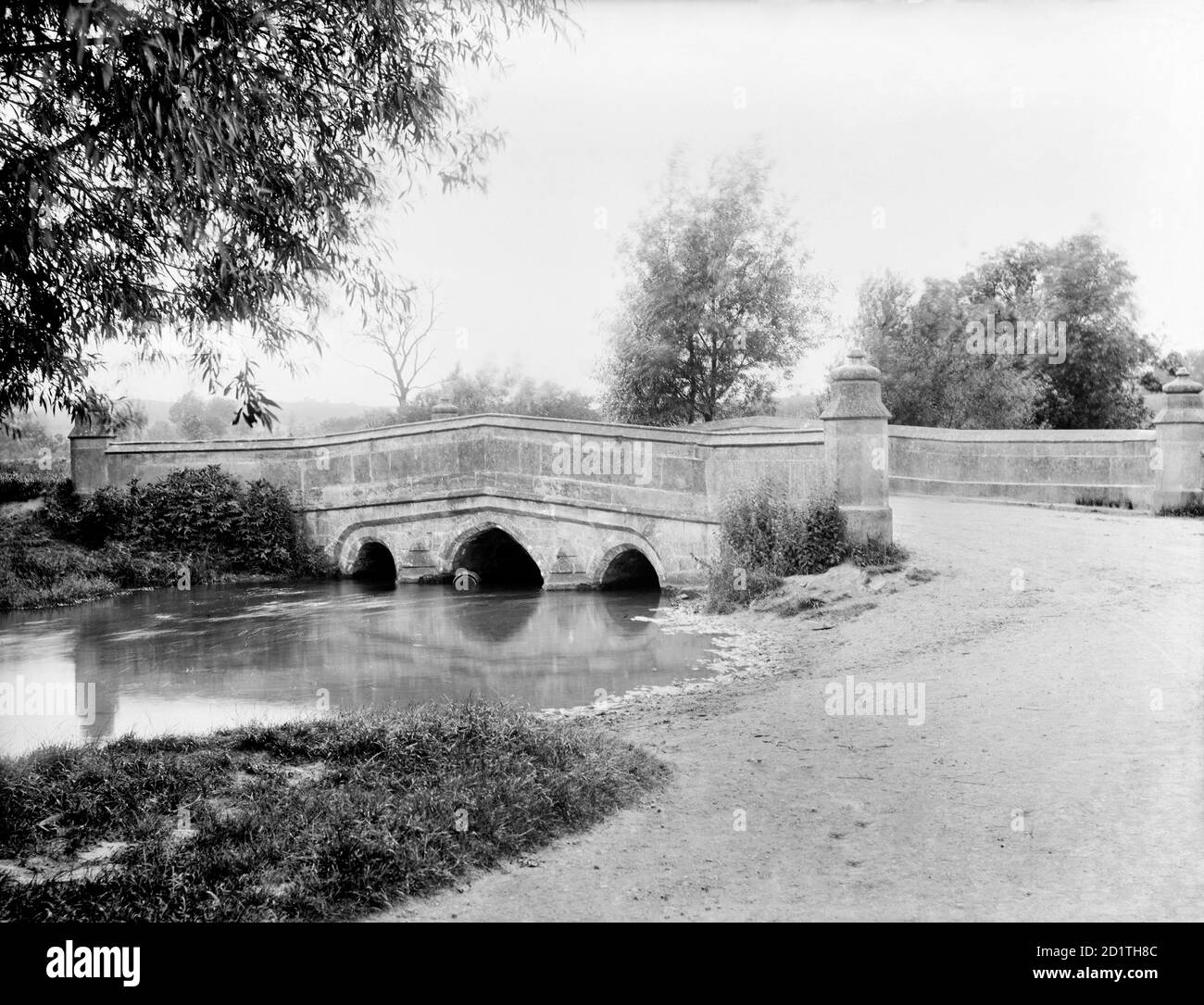 BOURTON BRIDGE, Bourton-on-the-Water, Gloucestershire. Eine malerische Cotswold-Szene, die die Brücke über den Fluss Windrush an einem Kreuzungspunkt zeigt, der seit römischer Zeit in Gebrauch ist. Fotografiert von Henry Taunt im Jahr 1893. Stockfoto