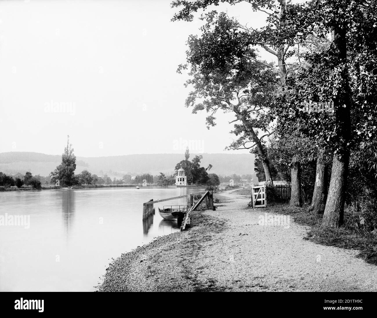 TEMPLE ISLAND, Remenham, Berkshire. Ein Blick auf die Themse, der den Regatta Course zeigt, mit dem Tempel auf Temple Island in der Ferne. Erbaut 1771 nach einem Entwurf von James Wyatt, war der Tempel ursprünglich eine Fischerhütte für Fawley Court in der Nähe. Fotografiert 1878 von Henry Taunt. Stockfoto