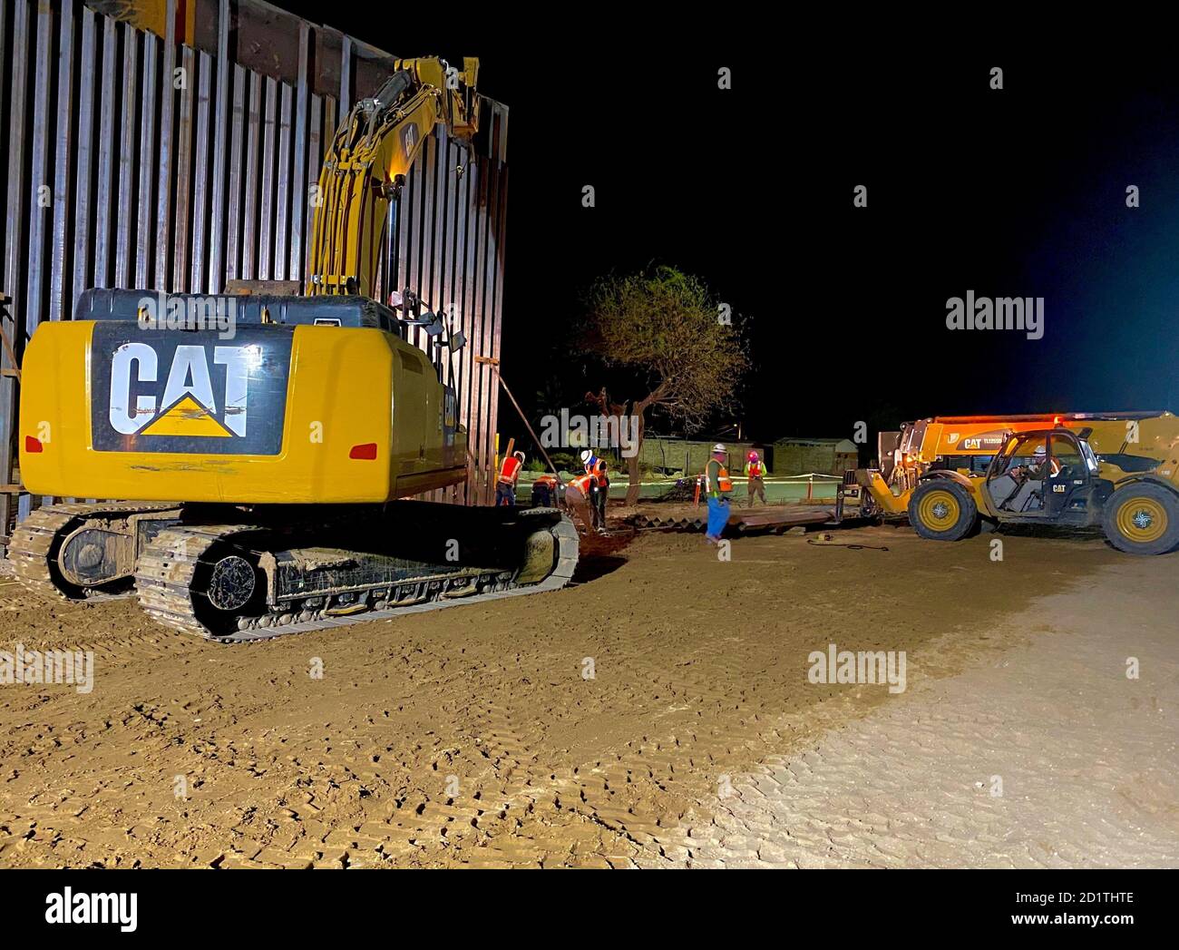 US Army Corps of Engineers South Pacific Border District Contractors setzen die nächtliche Installation von Schalttafeln am Grenzschutzprojekt Yuma 23 in der Nähe von Yuma, Arizona, am 3. September fort. Diese Projekte werden von der USACE durchgeführt, die vom Verteidigungsminister über die US-Armee geleitet wurde, als Reaktion auf die Bitte des Heimatschutzministeriums um Hilfe, um die Südgrenze der Vereinigten Staaten zu sichern, indem Drogenschmuggel-Korridore durch den Bau von Straßen und Zäunen blockiert werden. Und die Installation von Beleuchtung gemäß Abschnitt 284 von Titel 10, US-Code. DoD und USACE führen diese Projekte durch Stockfoto