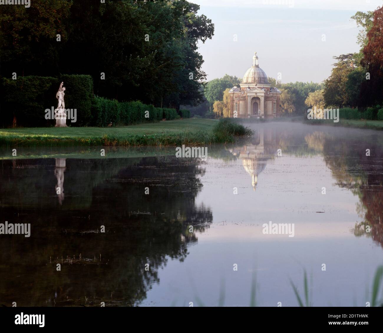 WREST PARK HAUS UND GÄRTEN, BEDFORDSHIRE. Der Pavillon 1709-1711 von Thomas Archer. Barockes Design. Ein Blick in die Morgenröte vom nebligen langen Wasser. Stockfoto