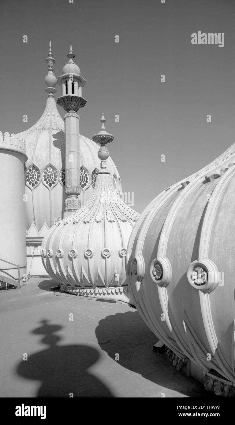ROYAL PAVILION, Brighton, East Sussex. Außenansicht des Royal Pavilion in Brighton mit den Kuppeln vom Dach. Fotografiert von Eric de Mare zwischen 1960 und 1969. Stockfoto