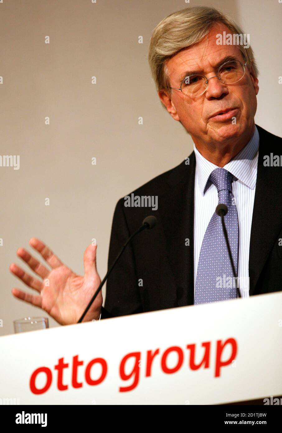 Michael Otto, Aufsichtsratsvorsitzender der OTTO Versand, der weltweit  größte Versandhändler, Adressen der Jahrespressekonferenz des Unternehmens  am Hauptsitz in der nördlichen deutschen Hamburg 21. Juni 2007.  REUTERS/Morris Mac Matzen (Deutschland ...