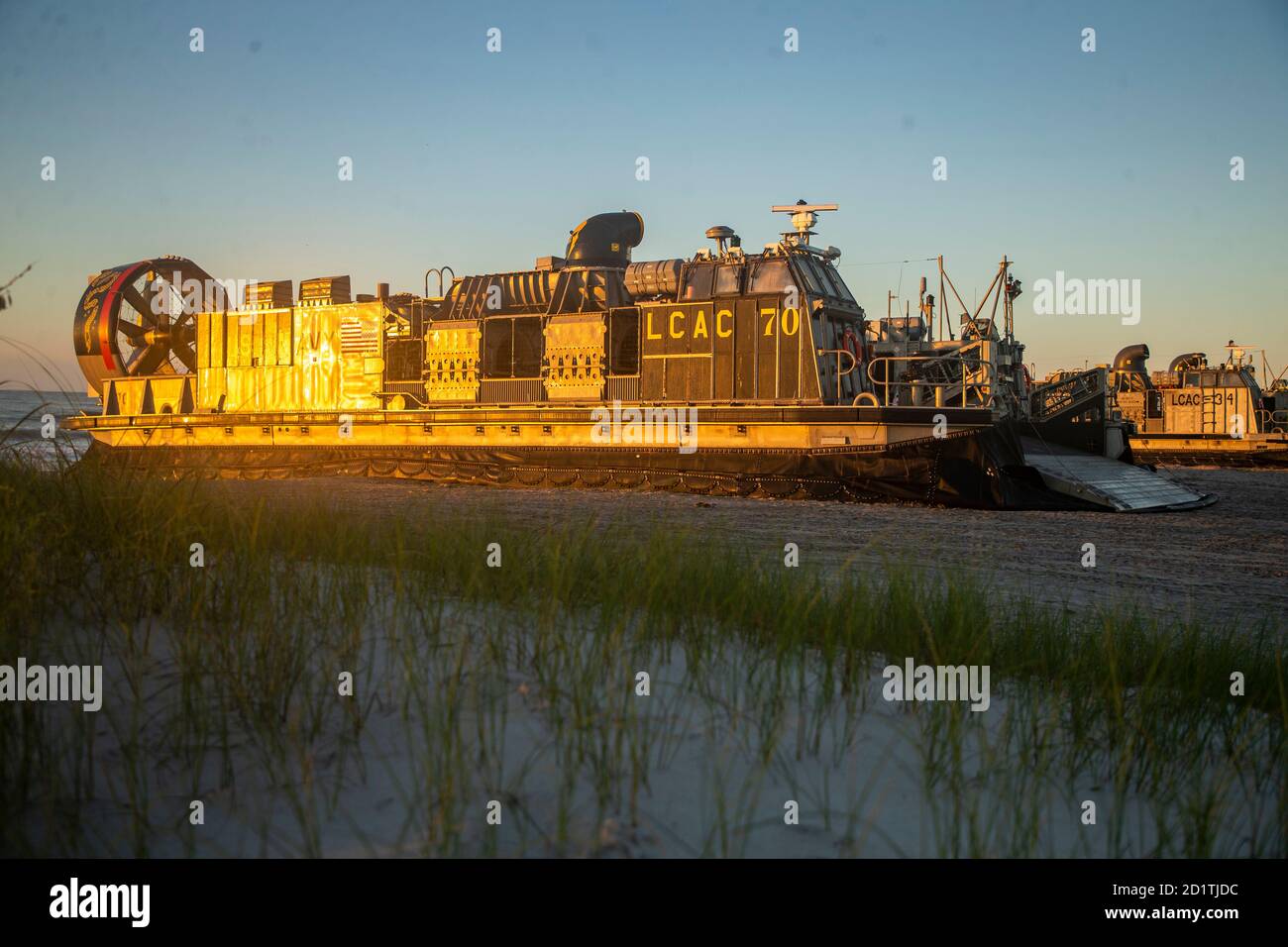 Ein Landing Craft, Air Cushion 70 wird vor dem Laden während einer Trainingsübung im Camp Lejeune, North Carolina, am 1. Oktober 2020 veranstaltet. Die Marines mit Kampflogistik Bataillon 6, Combat Logistics Regiment 2, 2. Marine Logistics Group durchgeführt amphibischen Ausbildung, um die Kompetenz in Schiff-zu-Ufer Bewegung und Interoperabilität mit der US-Marine zu verbessern. (USA Marine Corps Foto von CPL. Christian M. Garcia) Stockfoto