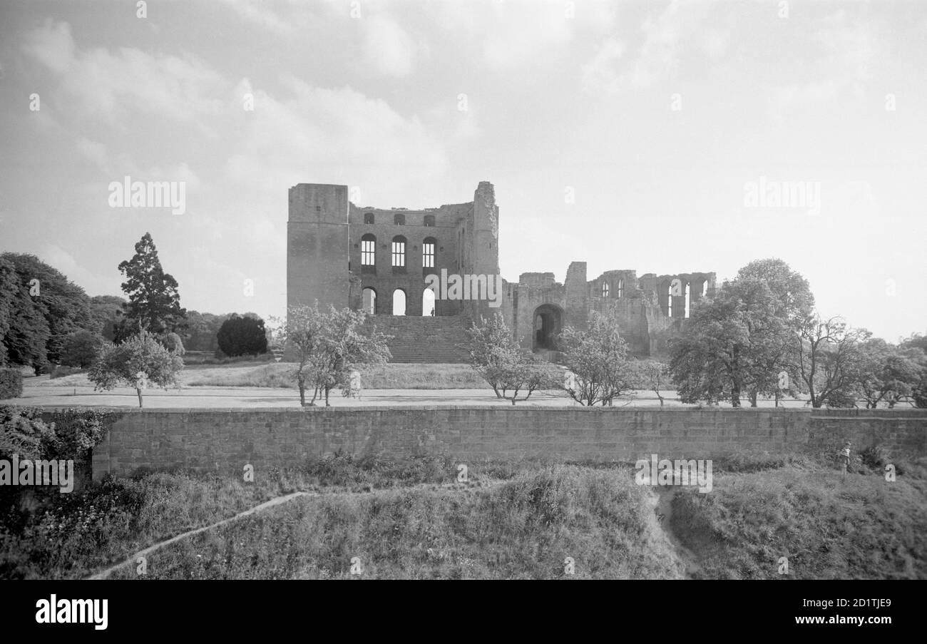 KENILWORTH CASTLE, Kenilworth, Warwickshire. Die erste Burg wurde hier bald nach der normannischen Eroberung erbaut, und der beeindruckende Bergfried überlebt. Simon de Montfort hielt die Burg in der Mitte des 13. Jahrhunderts, während im 17. Jahrhundert war es die Heimat von Robert Dudley, Earl of Essex und Favorit der Königin Elizabeth. Viele der Gebäude stammen aus dieser Zeit. Fotografiert von Eric de Mare zwischen 1945 und 1980. Stockfoto