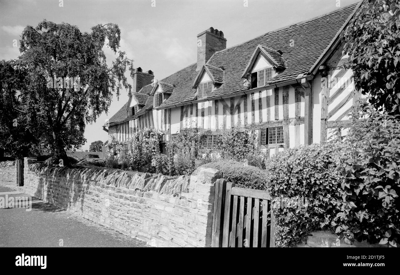 MARY ARDEN'S HOUSE / PALMER'S FARM, Station Road, Wilmcote, Aston Cantlow, Warwickshire. Dieses Haus wurde zum ersten Mal als Mary Arden's House in 1798. Mary Arden war Shakespeares Mutter und das Haus stammt aus dem frühen 16. Jahrhundert. Es ist jedoch jetzt bekannt, dass dies in der Tat Palmer's Farm ist, und das rote Backsteinhaus im Südwesten ist, wo Mary Arden lebte. Beide Häuser stehen unter der Obhut des Shakespeare Birthplace Trust. Fotografiert von Eric de Mare zwischen 1945 und 1980. Stockfoto