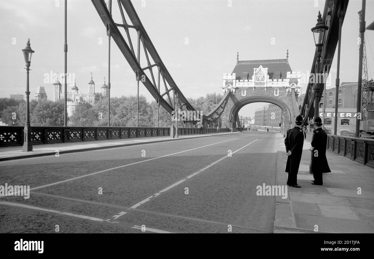 TOWER BRIDGE, Tower Hill, Stepney, London. Gesamtansicht von der Mitte der Tower Bridge mit Blick auf das Nordufer. Zwei Polizeibeamte geben sich zu. Fotografiert von Eric de Mare. Datumsbereich: 1945-1980. Stockfoto