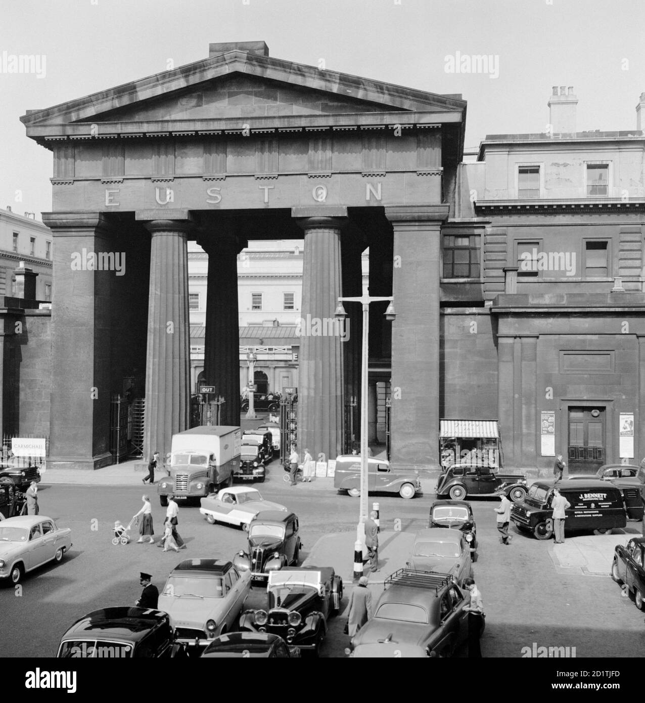 EUSTON ARCH, Euston Station, Euston Road, Camden Town, London. Verkehr außerhalb des Euston Arch. Der Bogen wurde 1837 von Philip Hardwick als Teil einer Leinwand und eines Portikus rund um den Bahnhofsvorplatz entworfen. Es wurde 1963 abgerissen. Fotografiert 1960 von Eric de Mare. Stockfoto