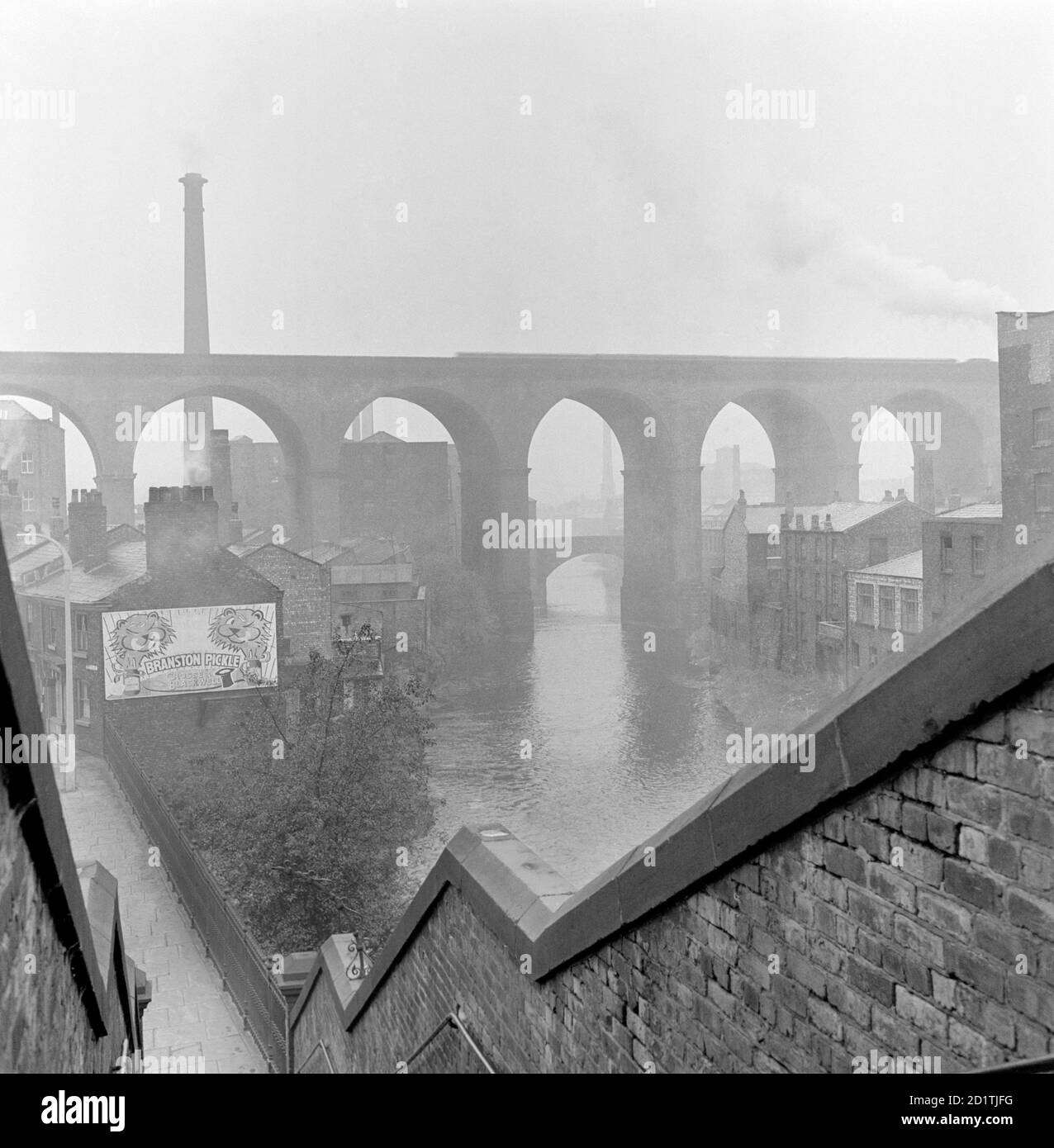 EISENBAHNVIADUKT, Stockport, Greater Manchester. Diese stimmungsvolle Stadtlandschaft zeigt den Eisenbahnviadukt in Stockport, der am Fluss entlang blickt. Fotografiert von Eric de Mare im Jahr 1954. Stockfoto