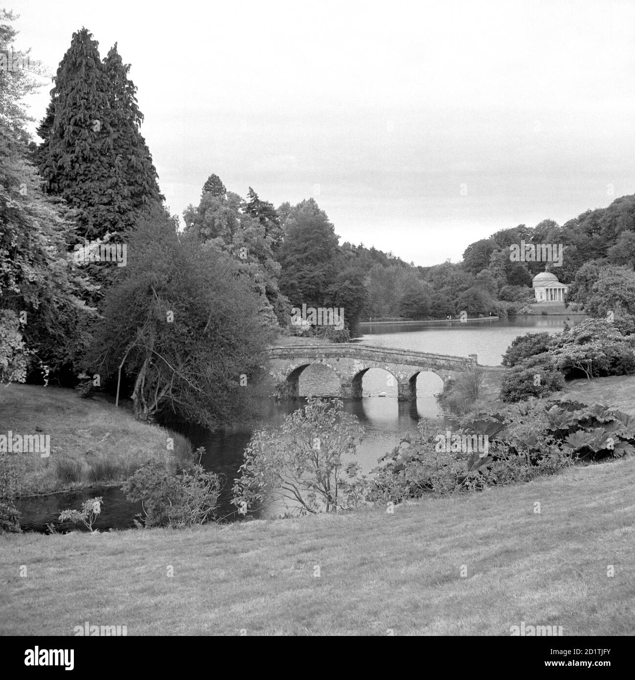 STOURHEAD PARK, Stourton, Wiltshire. Der malerische Stourhead Park wurde von Henry Hoare II geschaffen und zwischen 1741 und 80 angelegt. Das Tal wurde aufgestaut, um eine Wasserfläche zu schaffen. Die Palladio-Brücke (1762) und das Pantheon (1754) sind nur zwei der Gartenbauwerke, die einen Schwerpunkt für dramatische Ausblicke boten. Fotografiert von Eric de Mare zwischen 1945 und 1980. Stockfoto