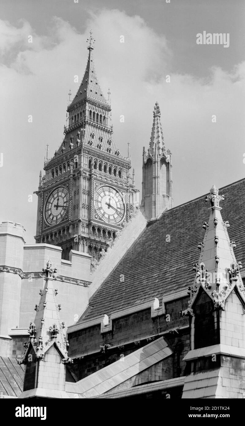 PALACE OF WESTMINSTER, Greater London. Gesamtansicht der Houses of Parliament mit dem Uhrenturm 'Big Ben' und den Dächern. Das Zifferblatt zeigt achtzehn Minuten nach zwölf. Fotografiert von Eric de Mare zwischen 1945 und 1980. Stockfoto