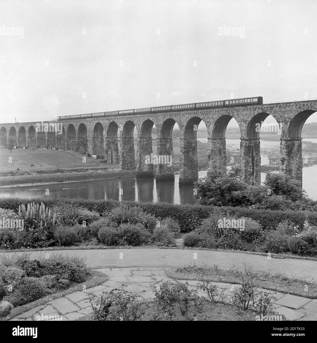 ROYAL BORDER BRIDGE, Berwick upon Tweed, Northumberland. Ein Zug, der das Royal Border Railway Viaduct überquert. Das Viadukt mit 28 Bögen wurde von Robert Stephenson entworfen und 1850 von Königin Victoria eröffnet. Fotografiert von Eric de Mare. Stockfoto