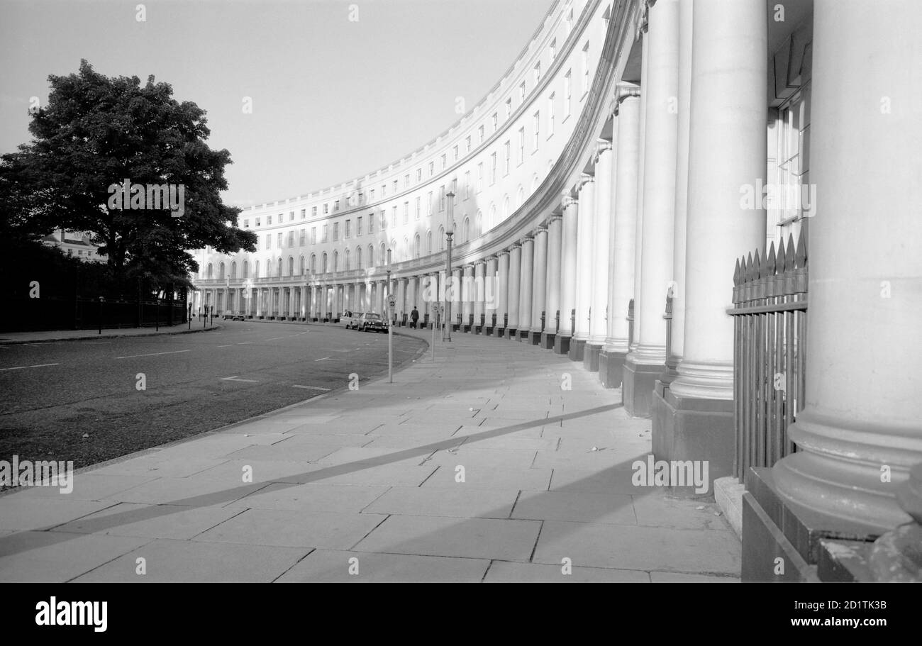 PARK CRESCENT, Regents Park, Westminster, London. Blick auf den Park Crescent im Regents Park. Der Crescent wurde von John Nash als Teil seines auftragses von George IV entworfen, um Terrassen rund um den Regents Park zu entwerfen. Fotografiert von Eric de Mare. Datumsbereich: 1945-1980. Stockfoto