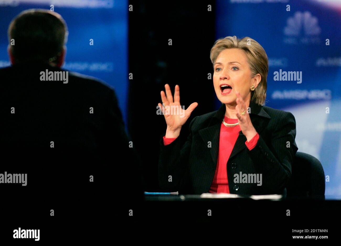 Demokratischen Präsidentschaftskandidaten Senator Hillary Clinton (R) macht einen Punkt während der MSNBC/Nevada demokratische Partei Präsidentschaftskandidaten-Debatte in Las Vegas 15. Januar 2008. REUTERS/Steve Marcus (Vereinigte Staaten) US-PRÄSIDENTSCHAFTSWAHLKAMPF 2008 (USA) Stockfoto