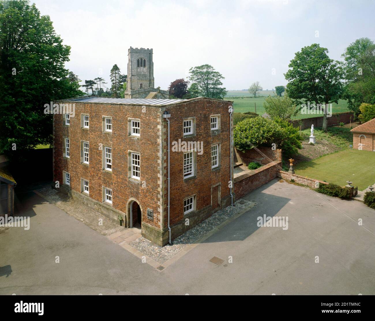 BURTON AGNES HERRENHAUS, North Humberside, East Riding of Yorkshire. Allgemeine Ansicht des mittelalterlichen Herrenhauses, das im 17. Und 18. Jahrhundert in Ziegel gehüllt wurde. Stockfoto