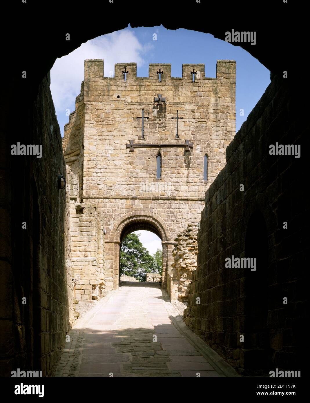 PRUDHOE CASTLE, Northumberland. Barbican Durchgang und Torhaus. Stockfoto