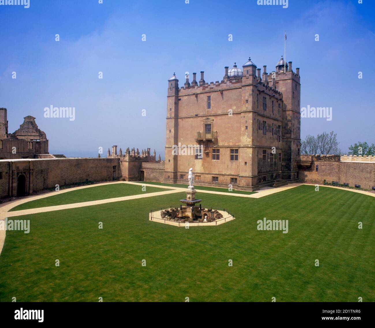 BOLSOVER CASTLE, Derbyshire. Blick auf den Brunnengarten und das kleine Schloss. Stockfoto