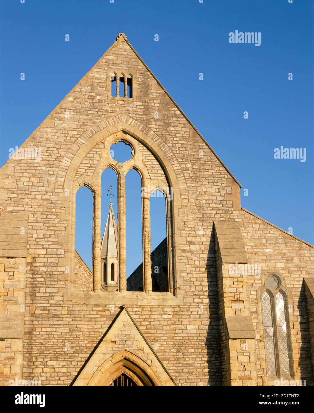 ROYAL GARRISON CHURCH, PORTSMOUTH, HAMPSHIRE. Detail des Westfensters über der Veranda. Stockfoto