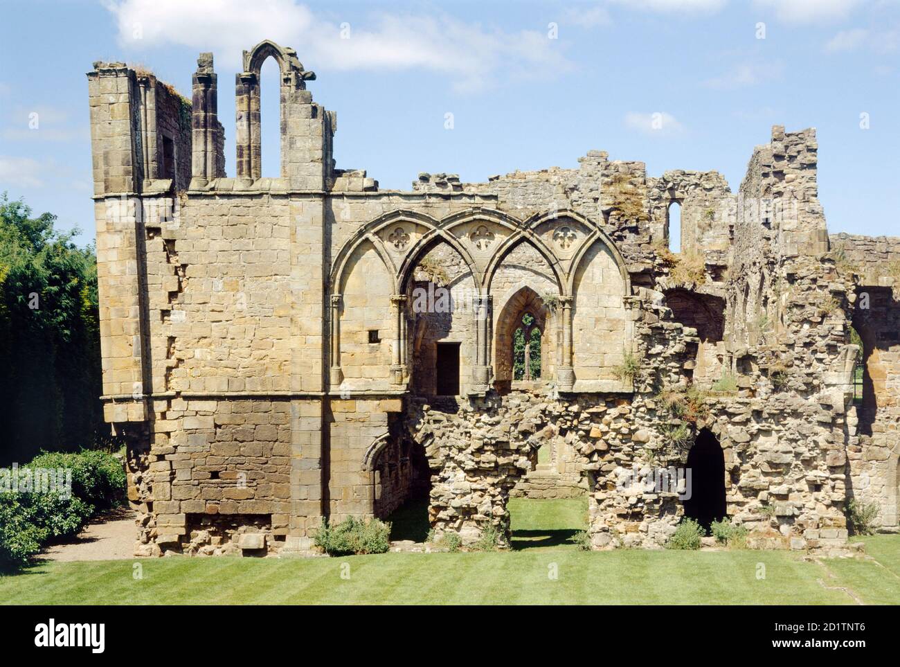 EASBY ABBEY, North Yorkshire. Außenansicht der Gästekammern im Westbereich. Stockfoto