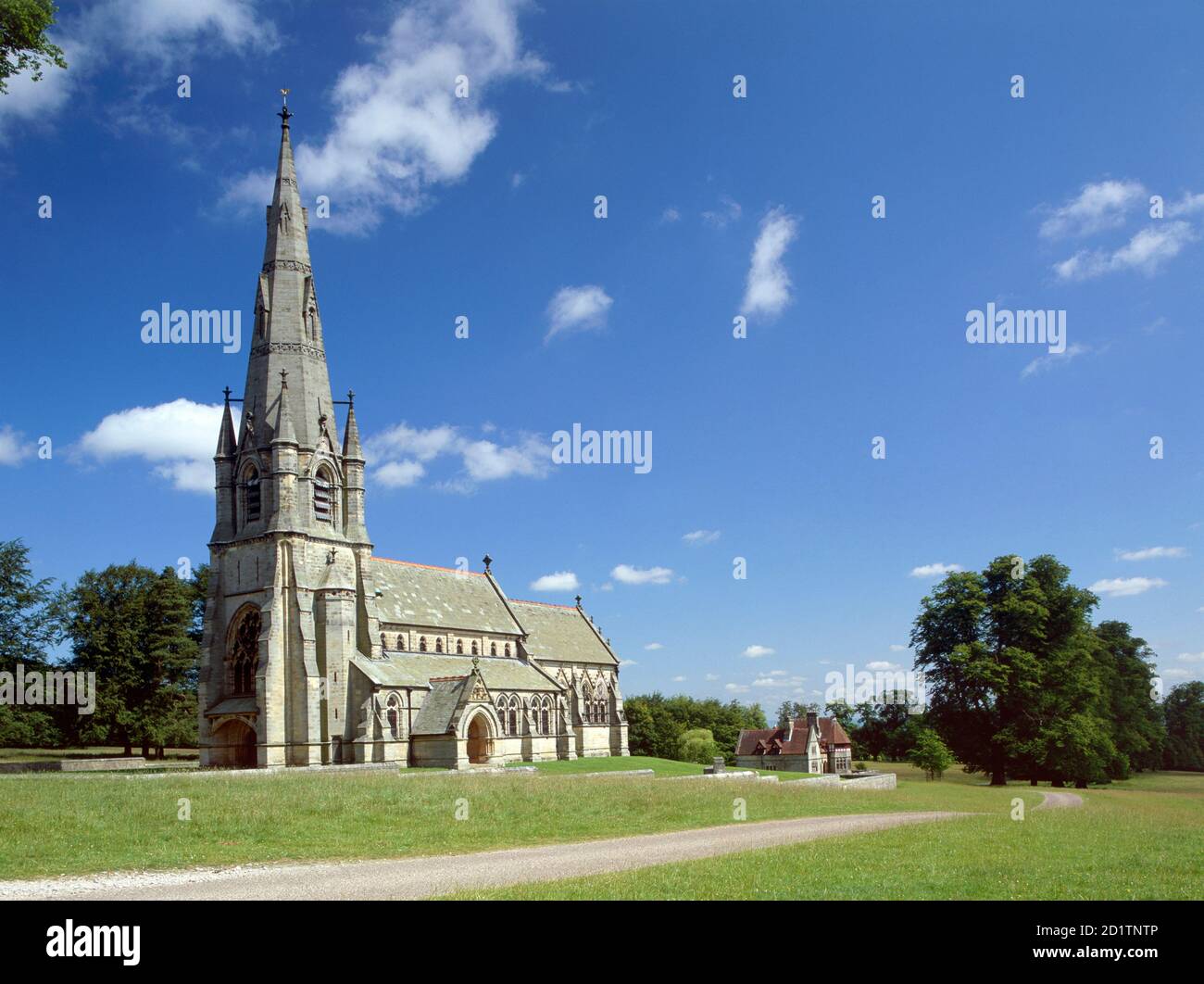 ST MARY'S CHURCH, Studley Royal, North Yorkshire. Außenansicht der neugotischen Kirche aus dem Südwesten. Stockfoto