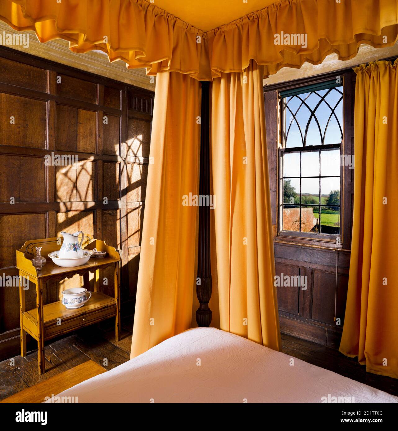 BOSCOBEL HOUSE, Staffordshire. Innenansicht. Das Himmelbett im Squires Zimmer. Stockfoto